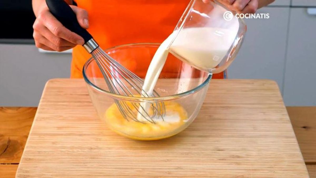 Añade en un bol los huevos, el azúcar y la leche