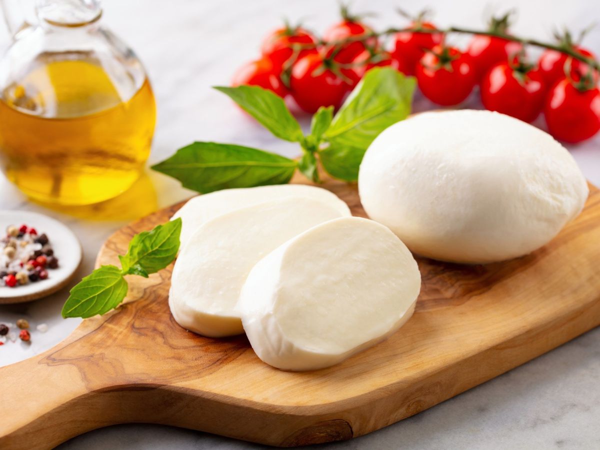 Puedes cortar la mozzarella fresca en dados o rodajas para añadirla a las ensaladas