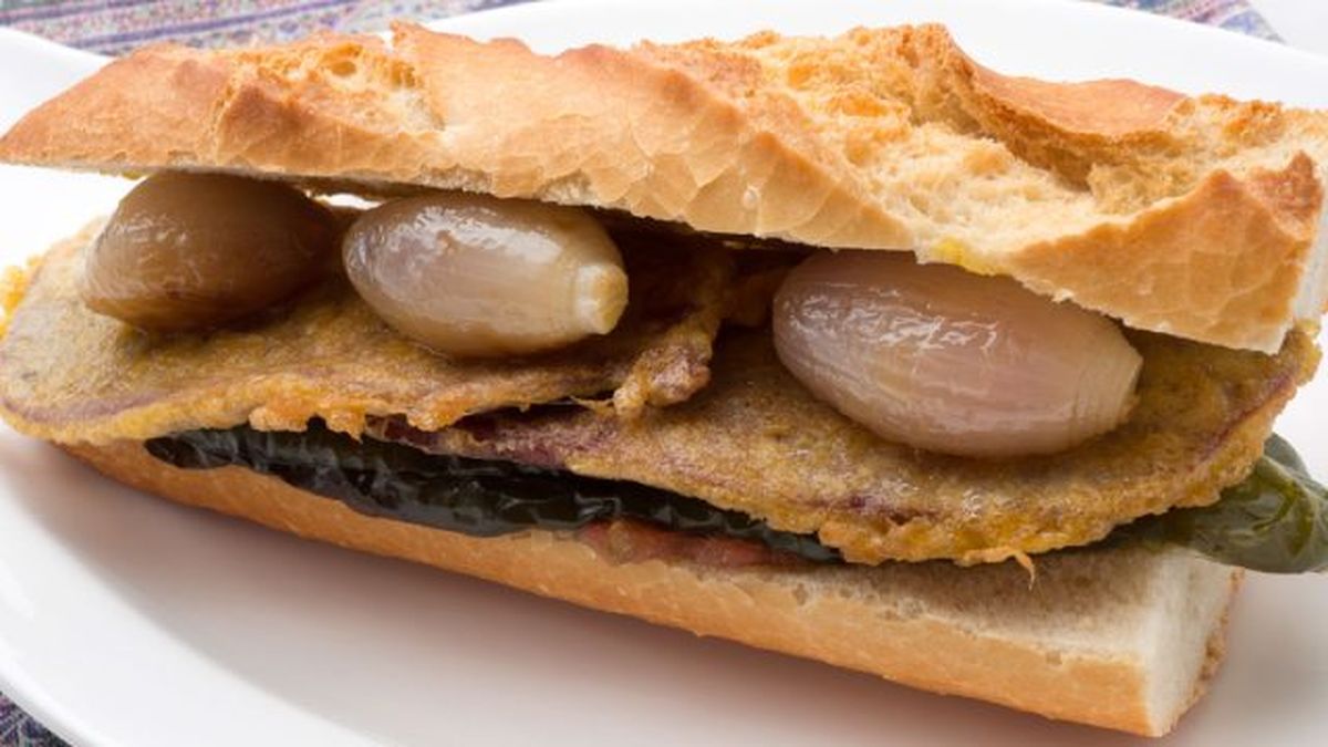 bocadillo de lengua pimientos verdes y chalotas