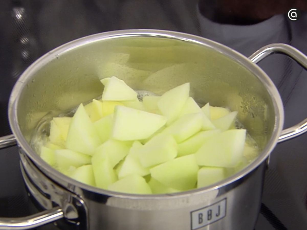 Las manzanas troceadas se cuecen a fuego suave hasta que quedan muy tiernas.