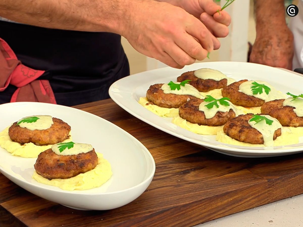 Acompaña las polpette con puré de patata dulce y salsa de queso azul