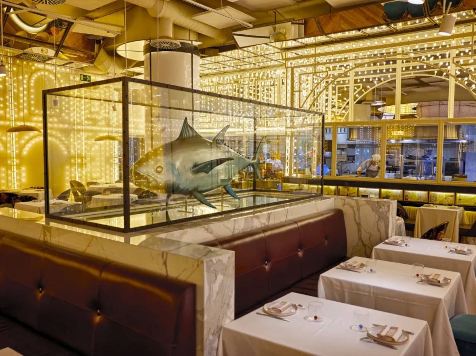 El icónico comedor de BiBo Madrid, una explosión visual que acompaña su cocina cosmopolita.