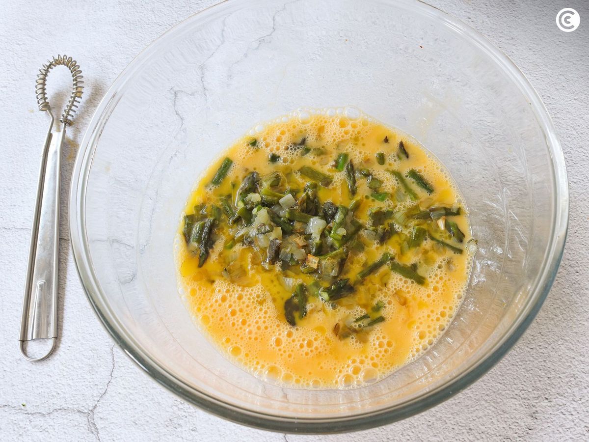 Batir los huevos para la tortilla y mezclar con los espárragos