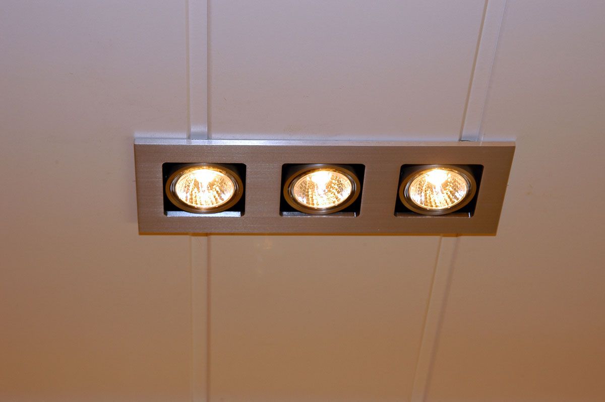 Luminaria en falso techo de madera