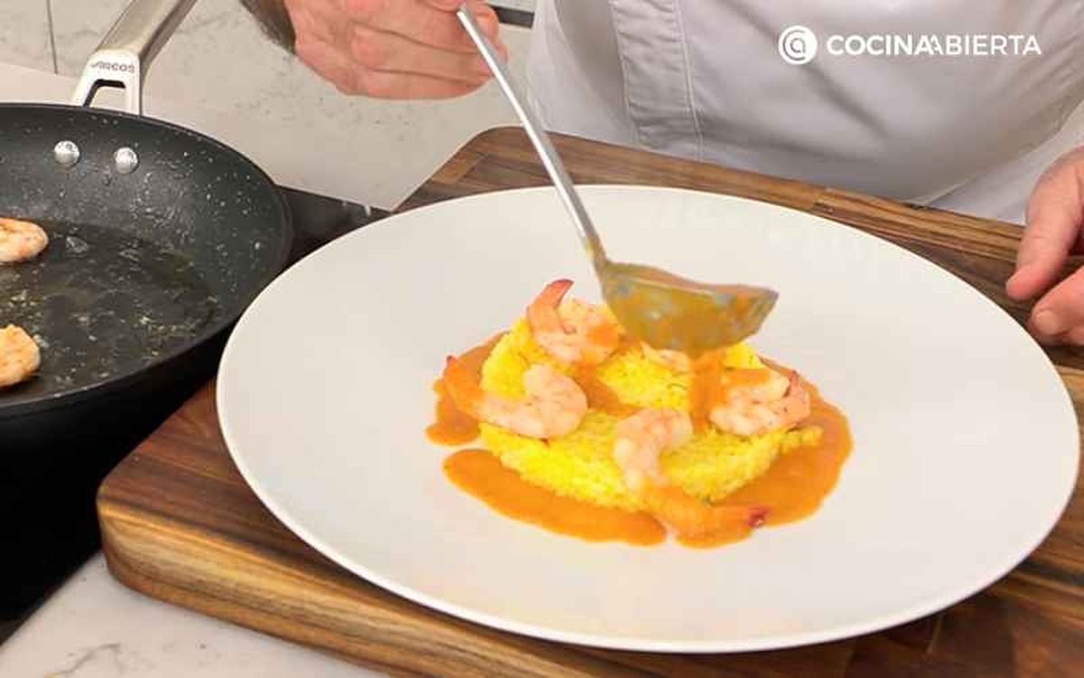 Incorpora la salsa americana al arroz con langostinos