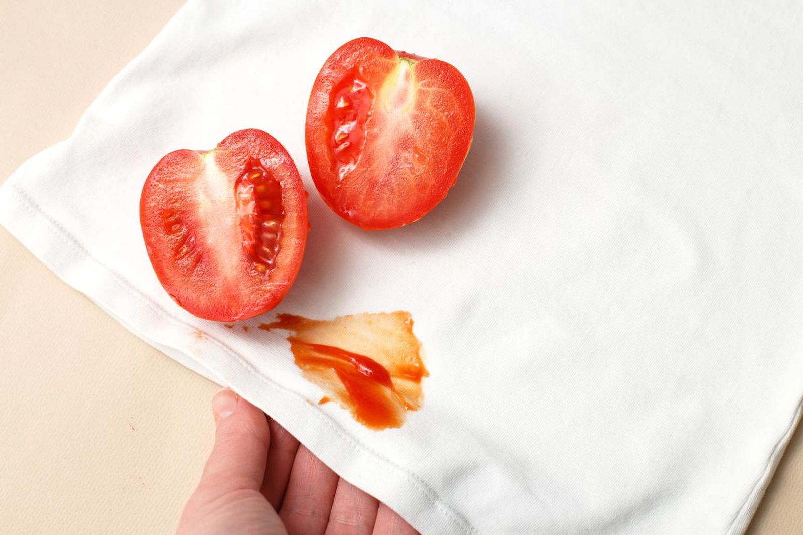 Las manchas de tomate frito son muy comunes en la ropa Las manchas de tomate frito son muy comunes en la ropa
