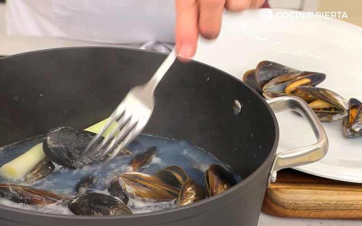 Cuando los mejillones se vayan abriendo, retíralos a una fuente