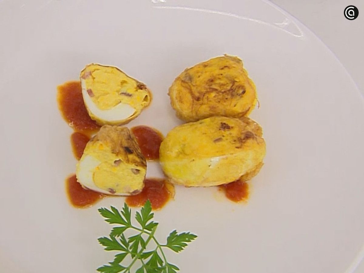 Servimos los huevos rellenos acompañados de salsa de tomate