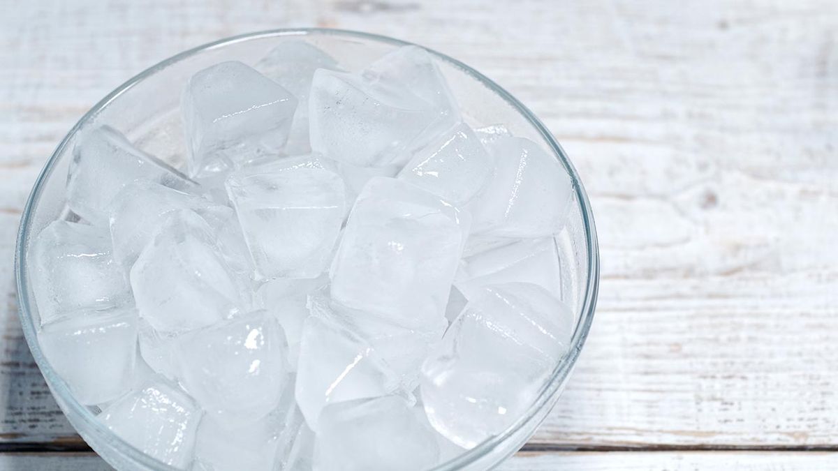 trucos para secar las unas agua fria