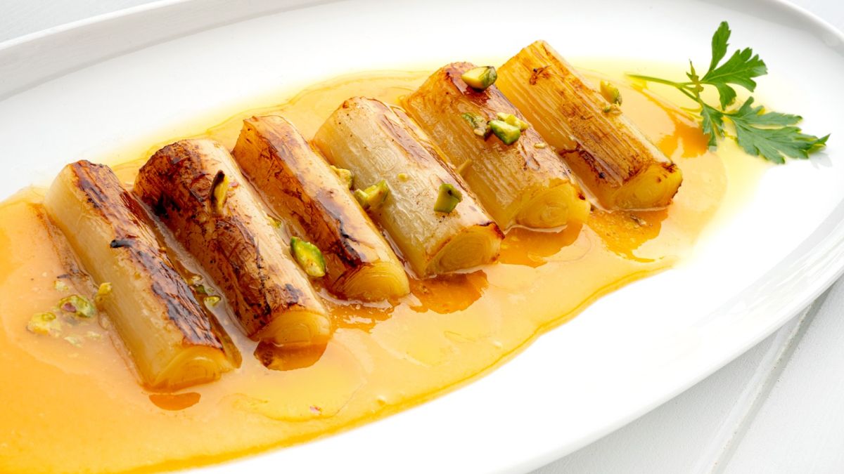 Aprende a preparar puerros a la plancha con puré de calabaza con Karlos Arguiñano