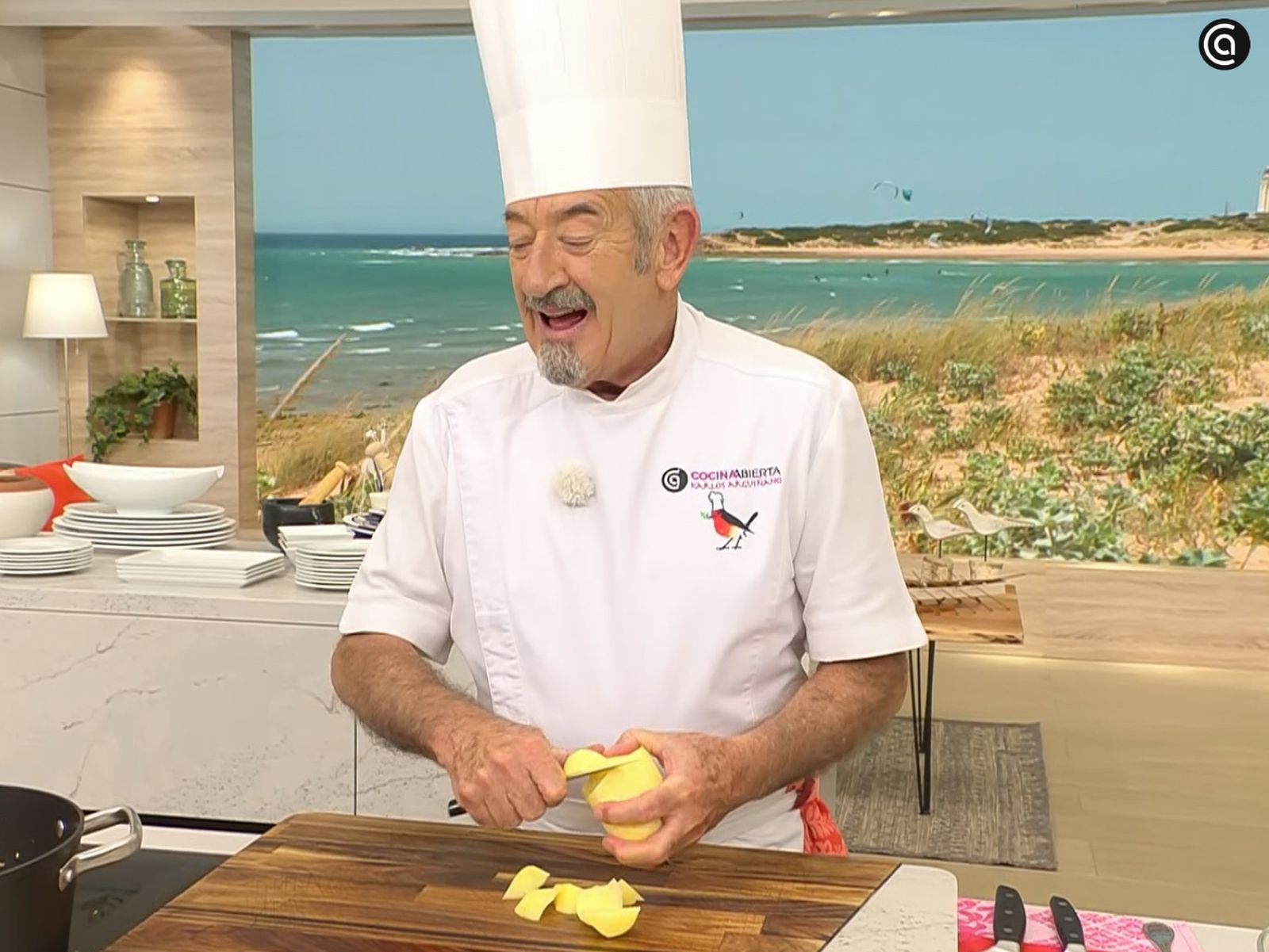 Manitas de cordero con patatas - chascar patatas