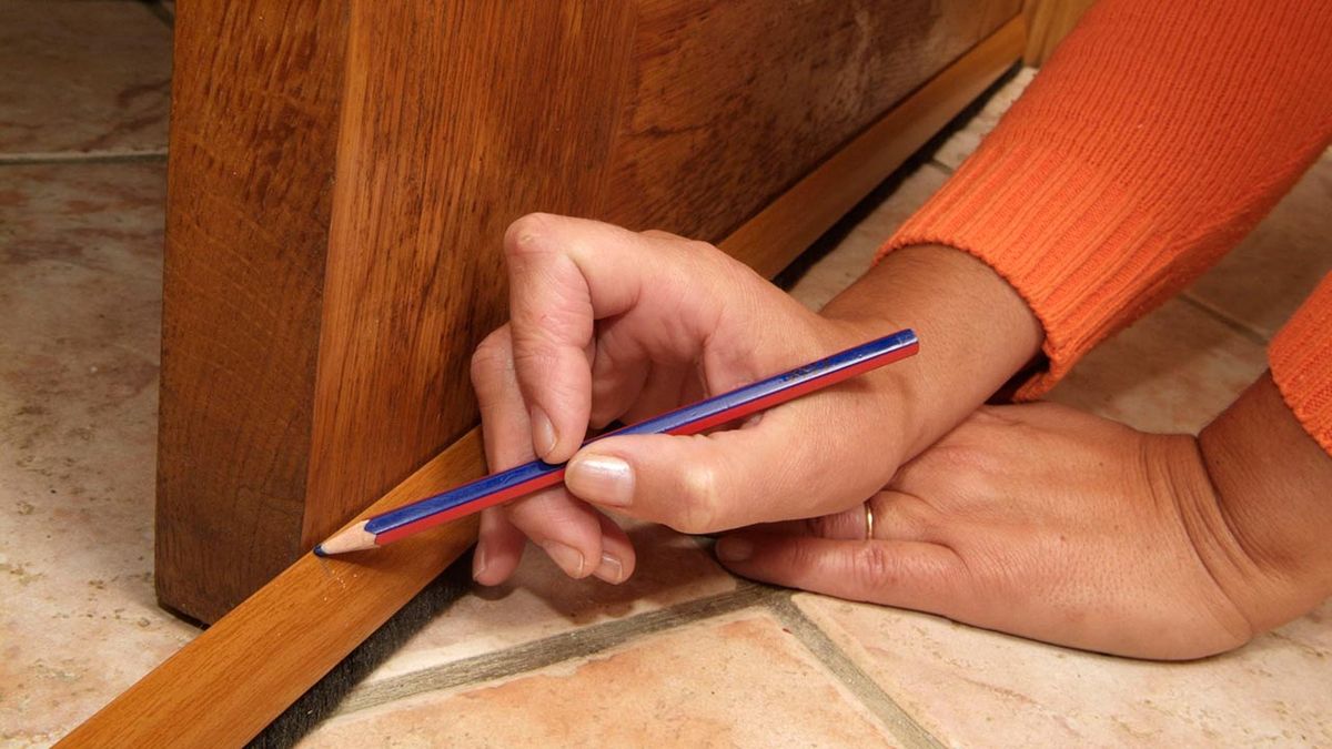 Cómo colocar un burlete en la puerta de entrada paso 2