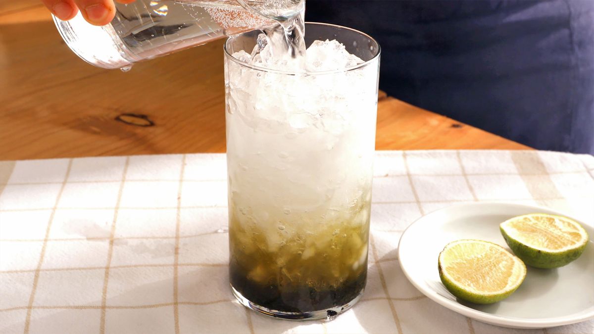 Mezcla todos los ingredientes en un vaso alto para conseguir el equilibrio perfecto