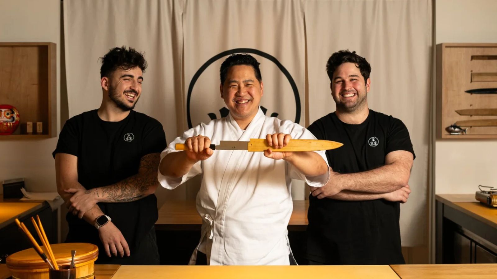 El chef Steven Wu (centro) y su equipo en Sen Omakase (Madrid), uno de los omakase más exclusivos de España con estrella Michelin.