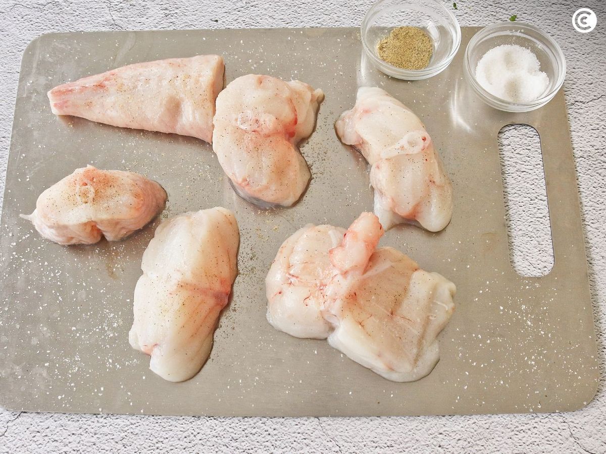 Salpimentar las rodajas de rape para hacer en salsa verde