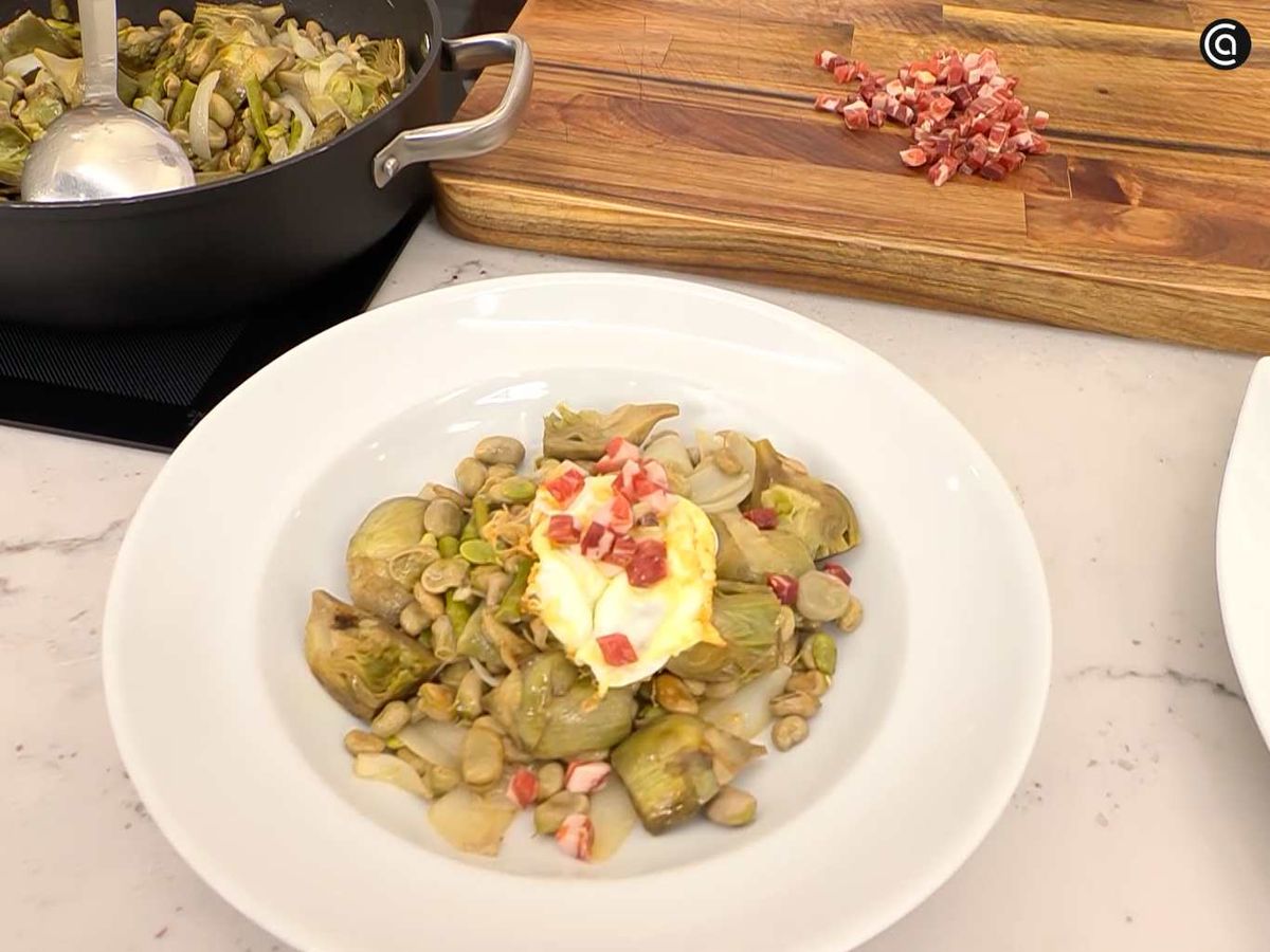 Sirve la menestra de habitas con huevo frito