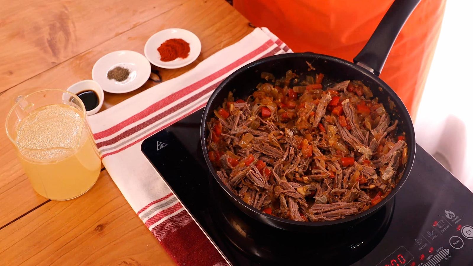 Añade las especias y cuece con abundante caldo Receta de carne mechada estilo venezolano paso 5