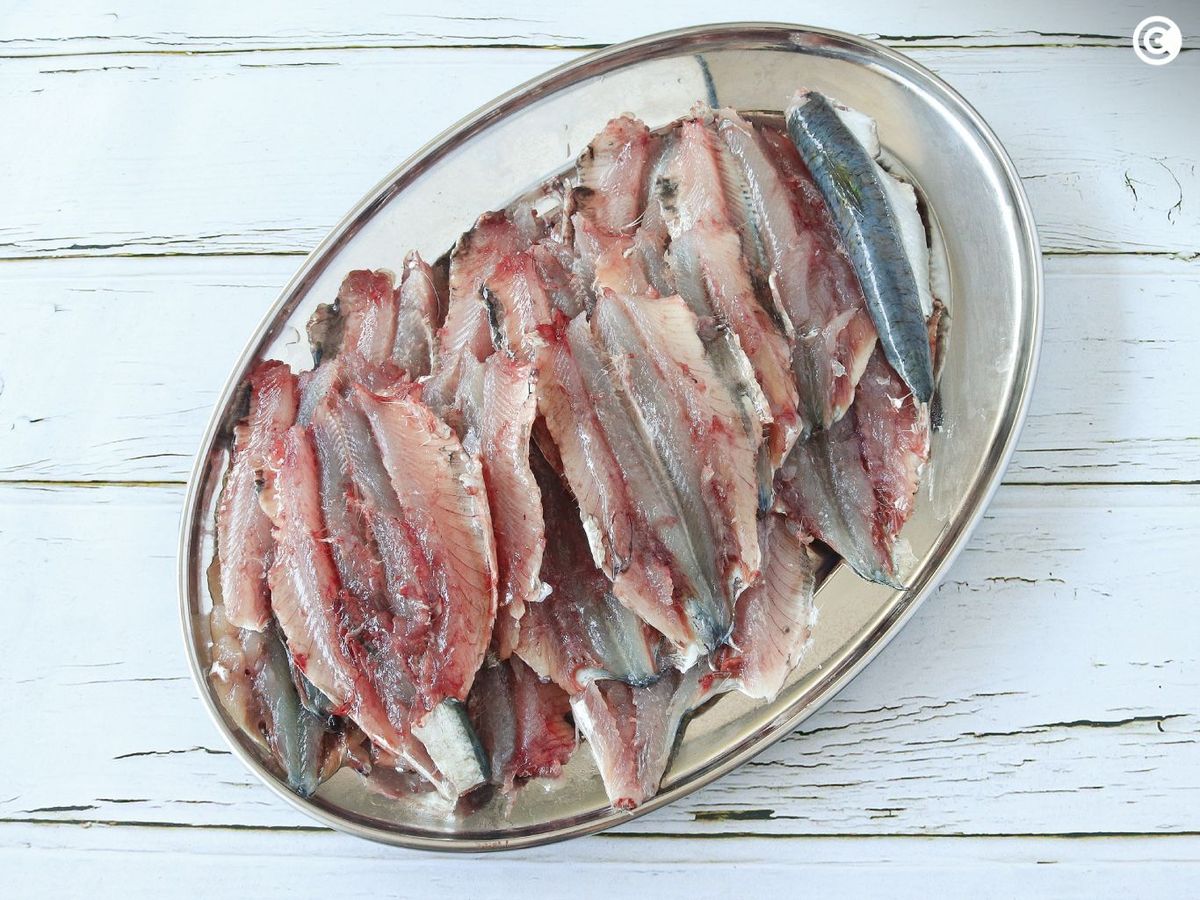 Limpiar las sardinas para hacer al horno