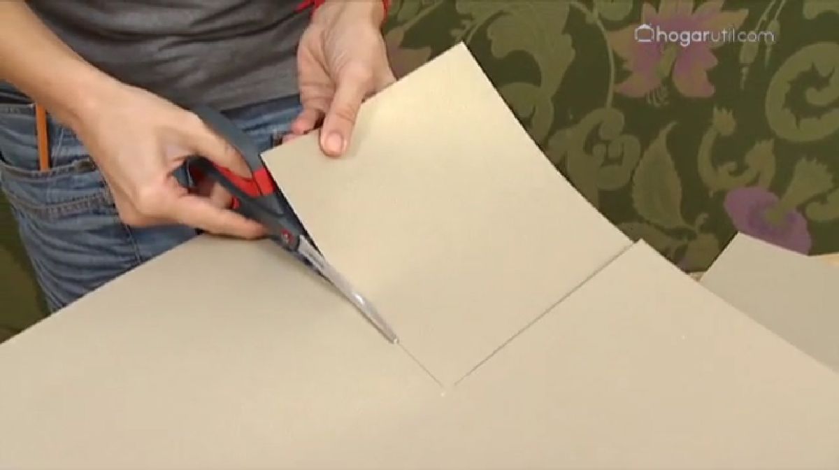 Cómo hacer guirnaldas con cartón paso 1