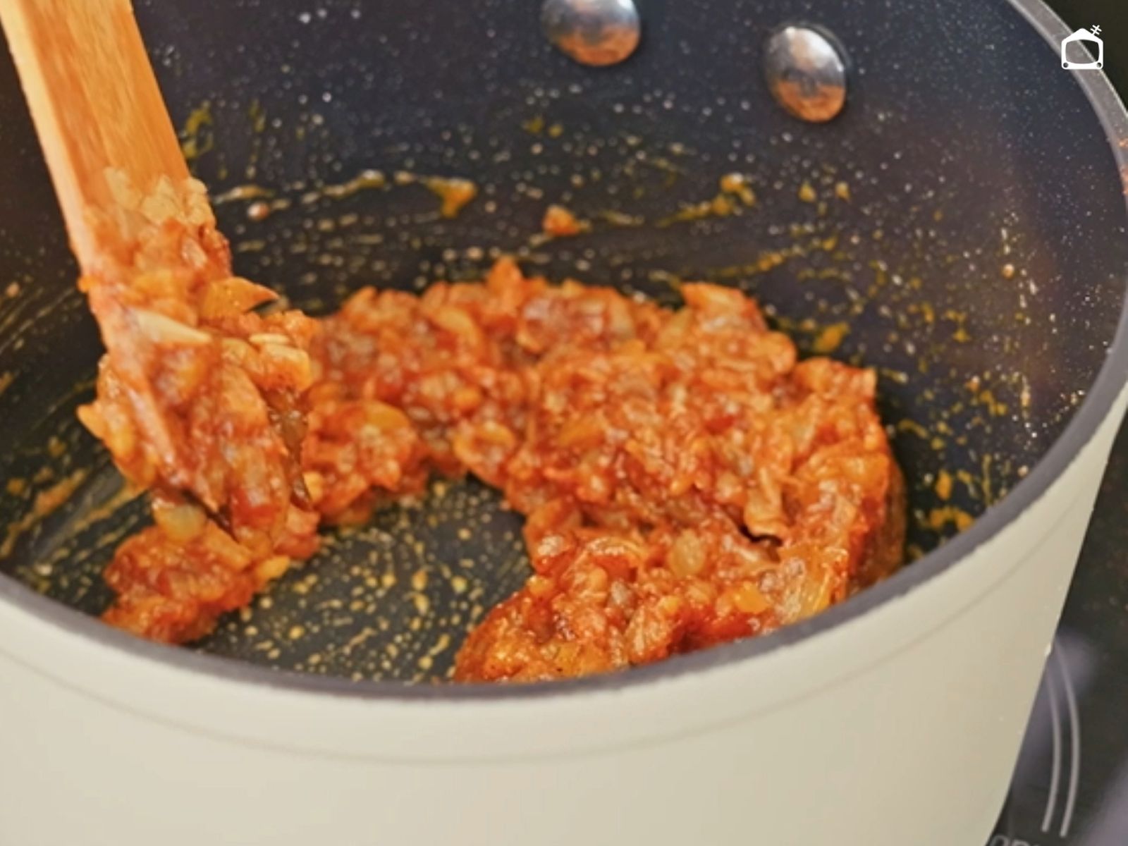 La cebolla, bien pochada, debe quedar blanda y transparente antes de seguir con la salsa.