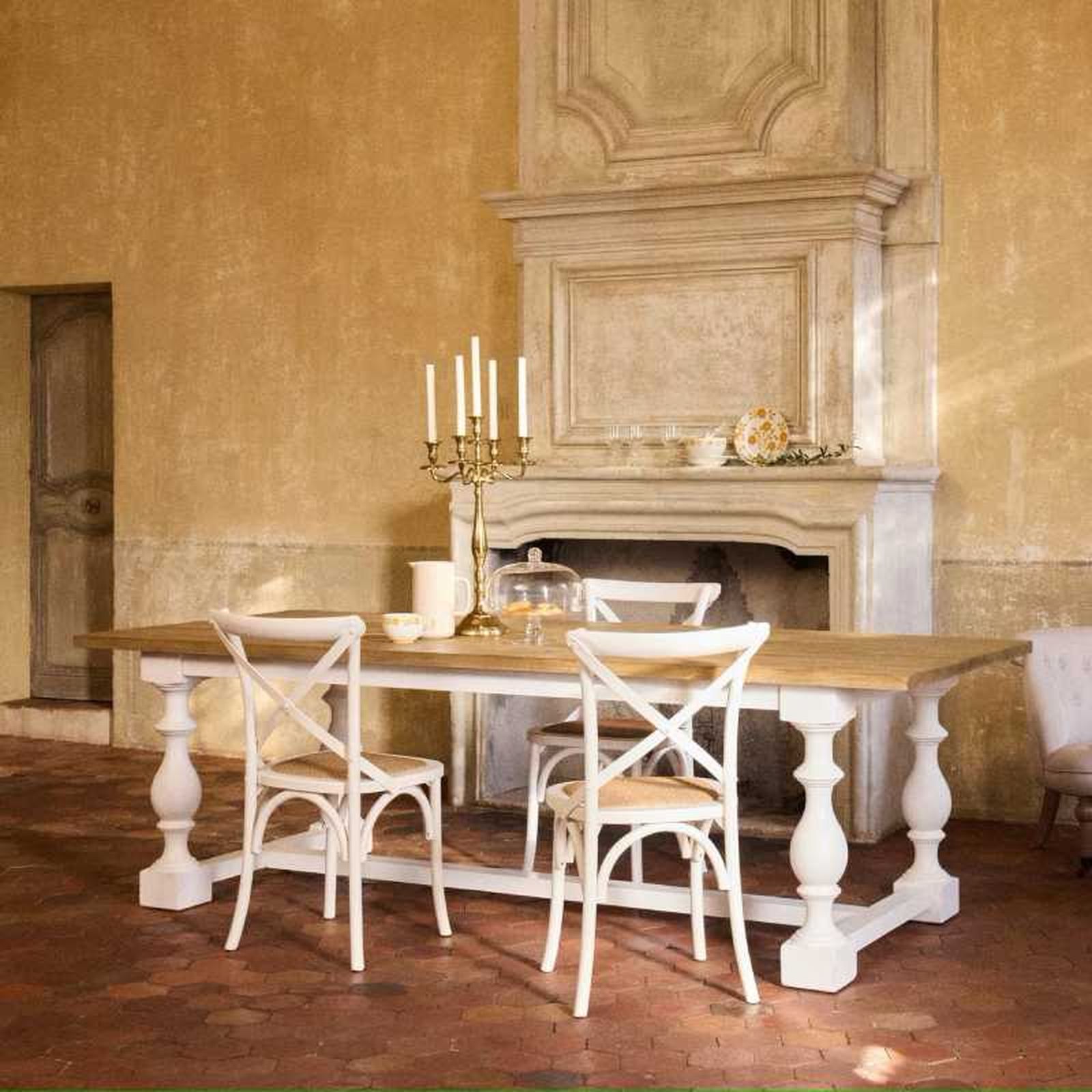 Comedor elegante en tonos claros. Comedor elegante en tonos claros.