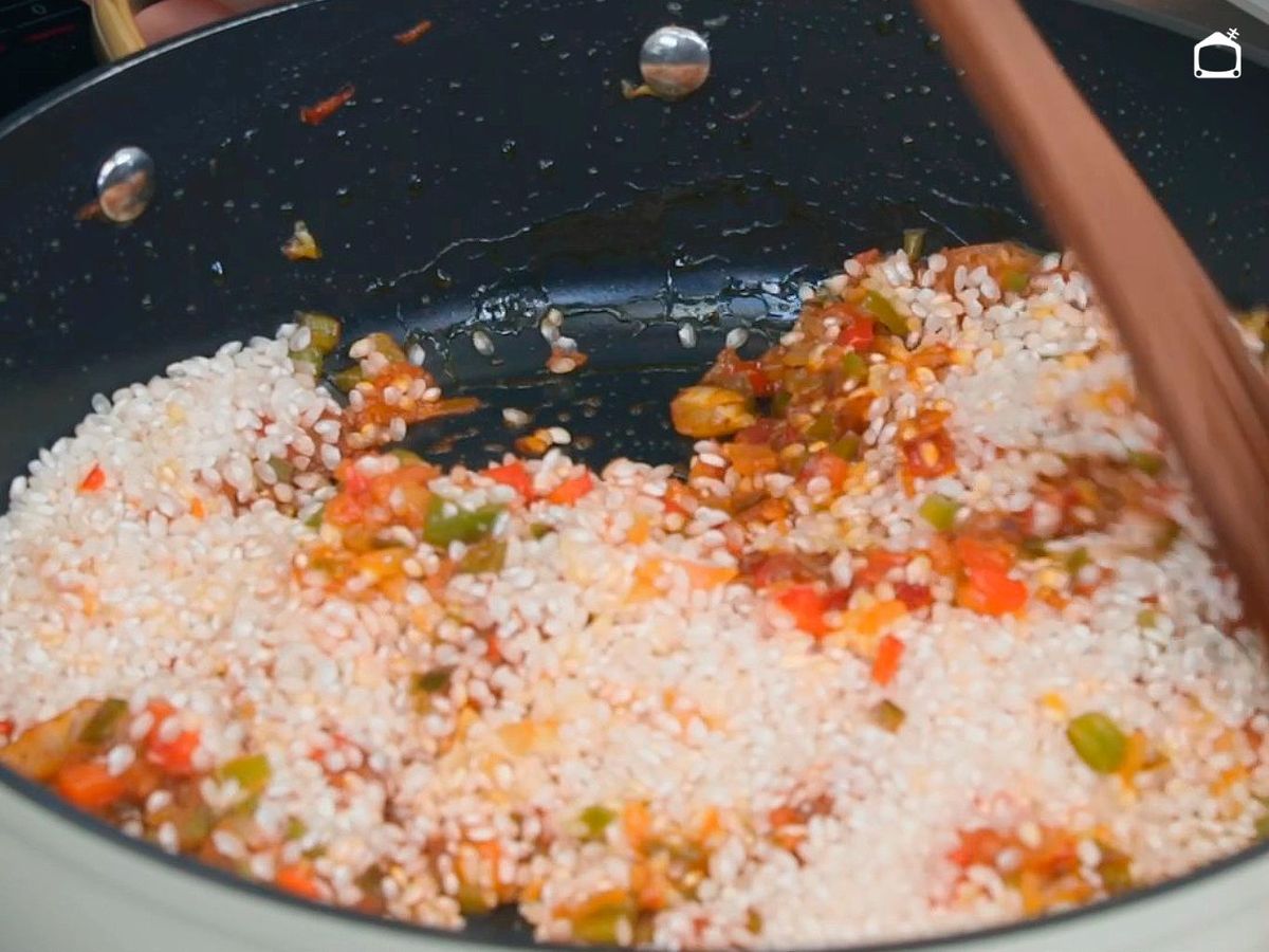 Rehoga el arroz para hacerlo caldoso con gambas