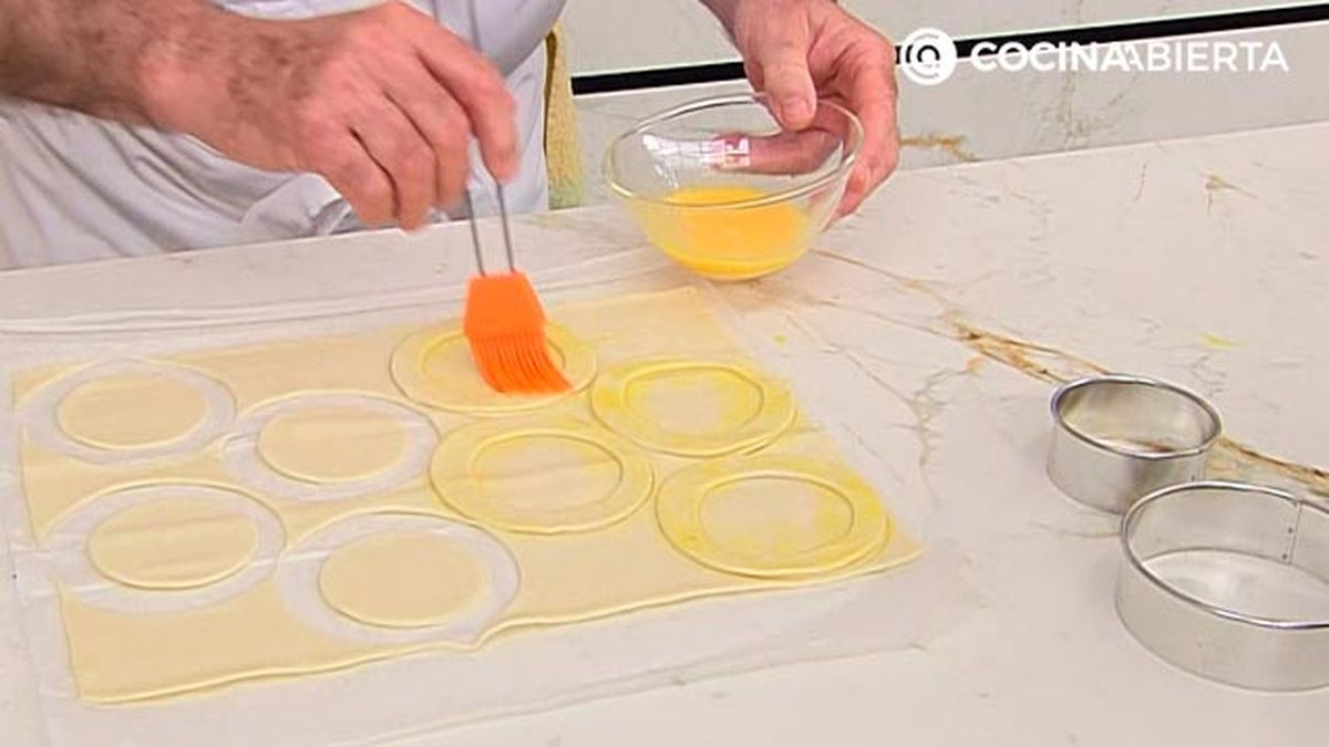 huevos en hojaldre con crema volvoanes rellenos al horno receta karlos arguinano karl67890321 paso1