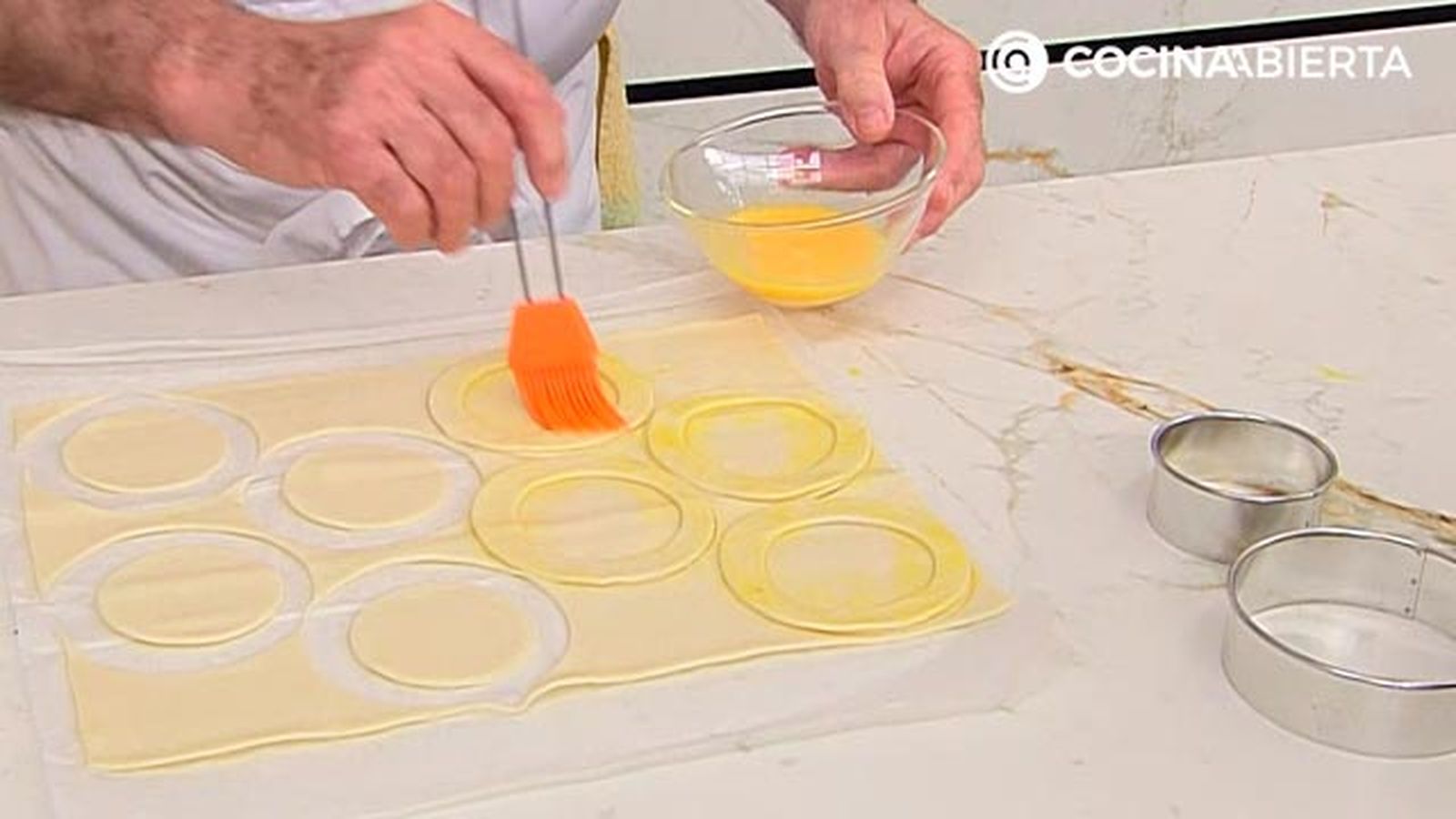huevos en hojaldre con crema volvoanes rellenos al horno receta karlos arguinano karl67890321 paso1 huevos en hojaldre con crema volvoanes rellenos al horno receta karlos arguinano karl67890321 paso1