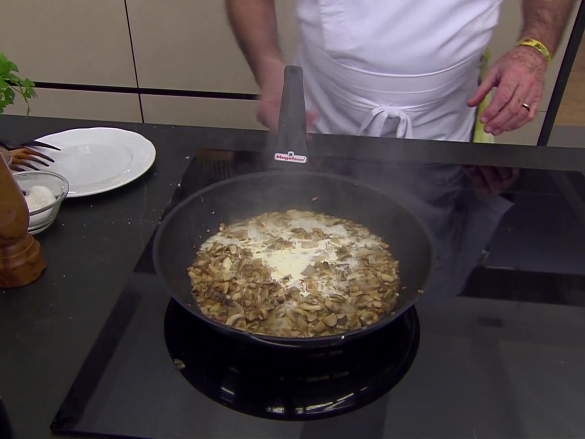 Rehoga todos los ingredientes de la duxelle de champiñones