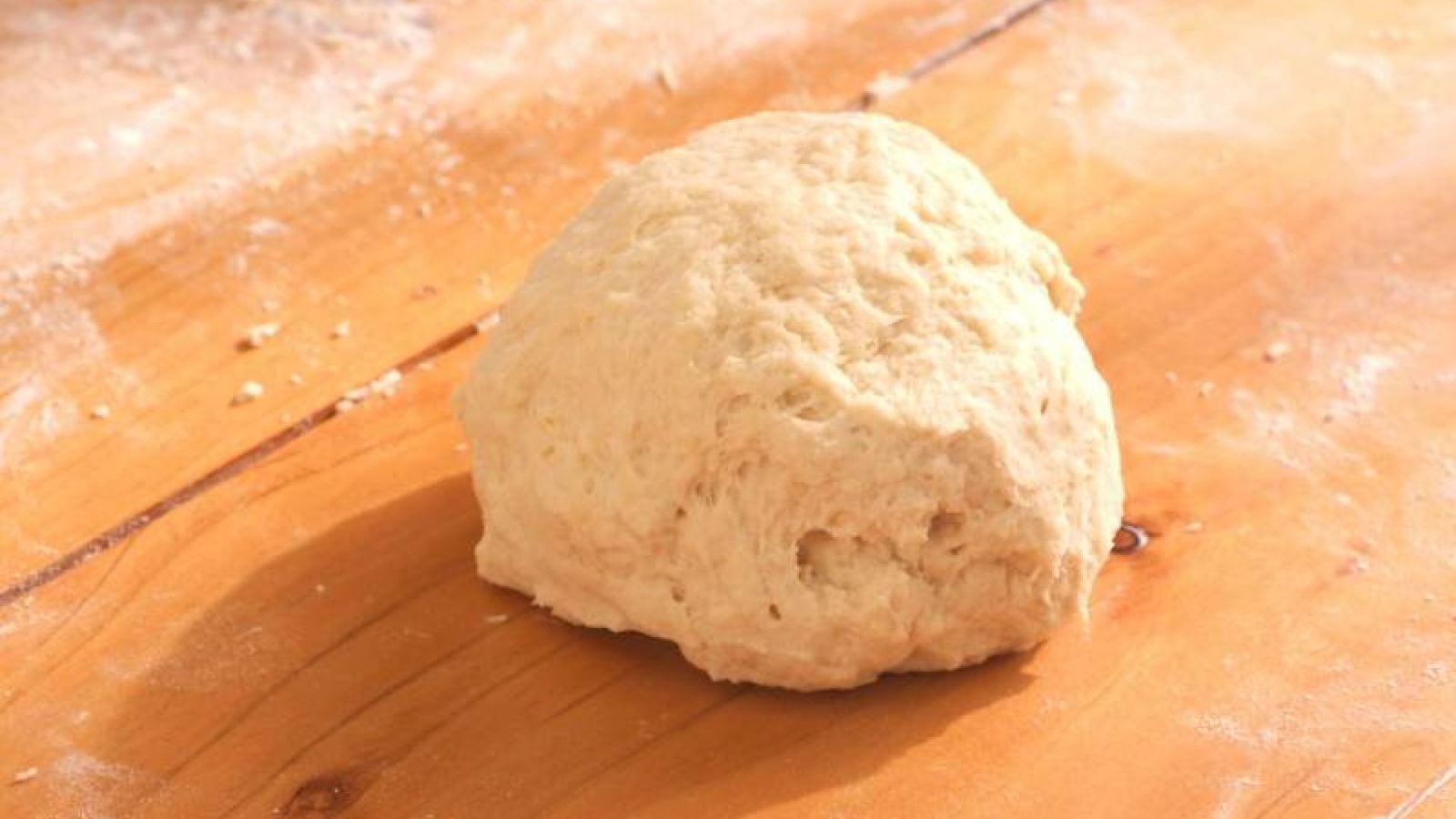 La masa de focaccia reposando para duplicar su tamaño y obtener una textura suave y esponjosa La masa de focaccia reposando para duplicar su tamaño y obtener una textura suave y esponjosa