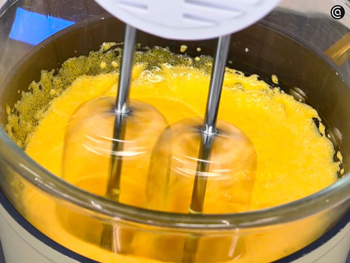 Monta las yemas con azúcar al baño maría para hacer el sabayón