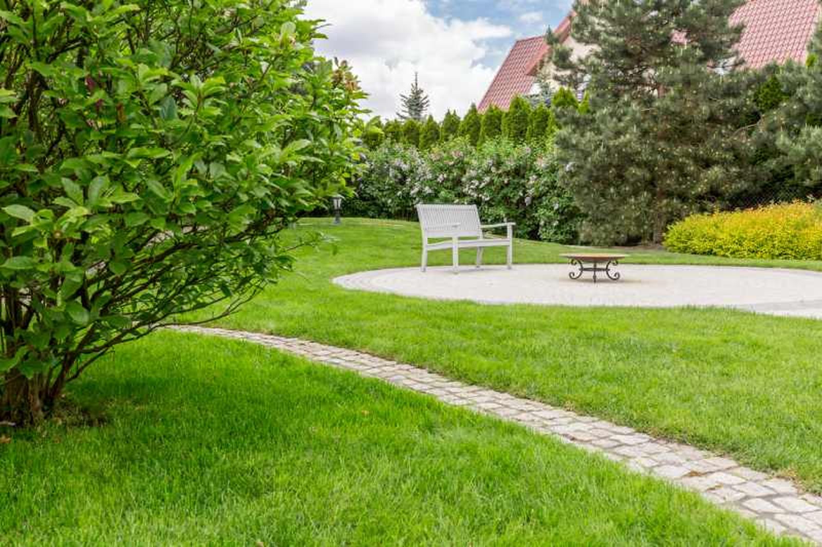 Separa zonas del jardín plantando grupos diferenciados de plantas. Separa zonas del jardín plantando grupos diferenciados de plantas.