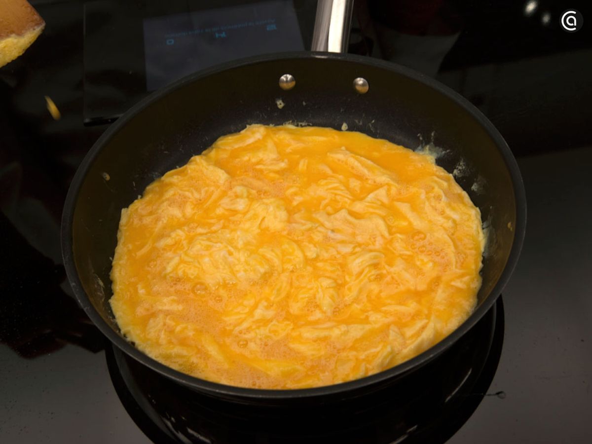 Cocina la tortilla y córtala en dados pequeños