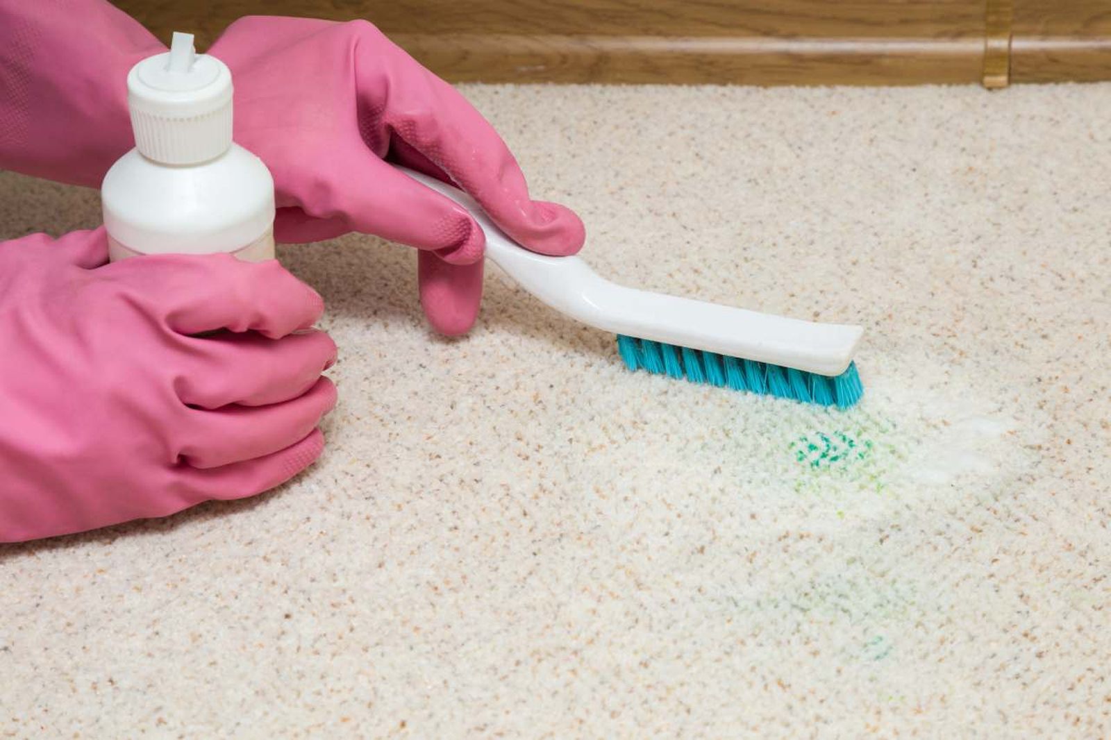 Elimina el pintauñas de tus muebles con estos trucos de limpieza