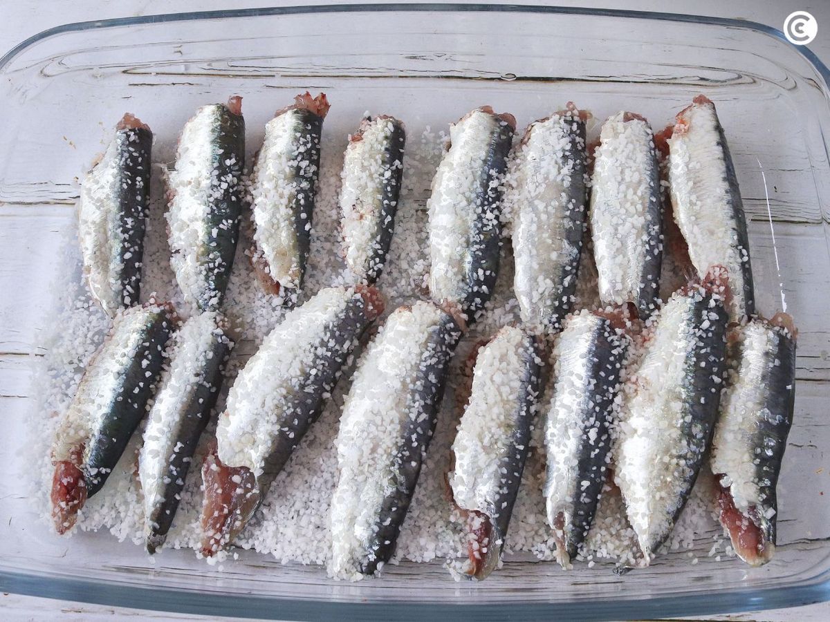 Cubrir las sardinas con sal para hacerlas al horno