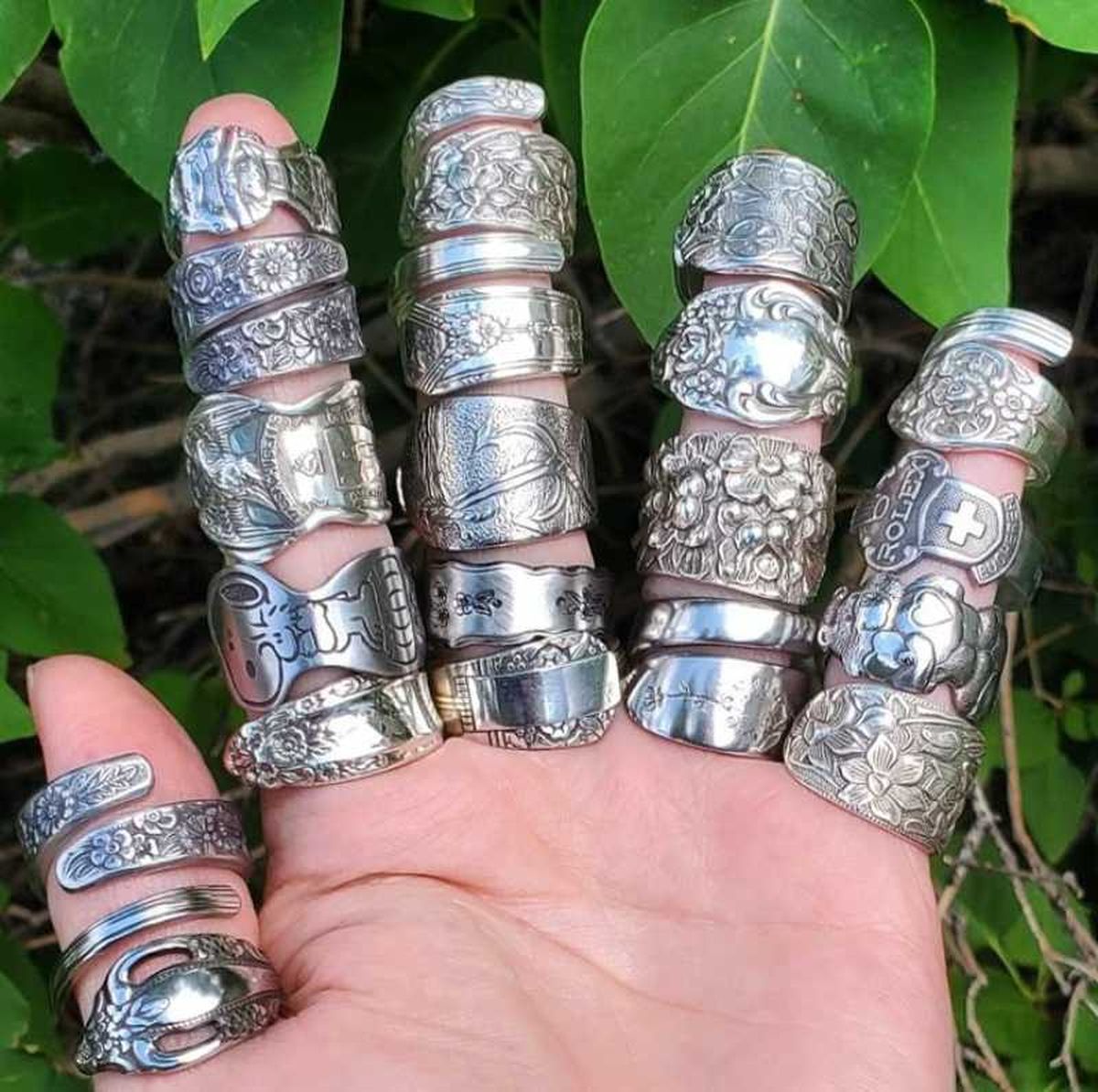Anillos artesanales hechos con cucharas.
