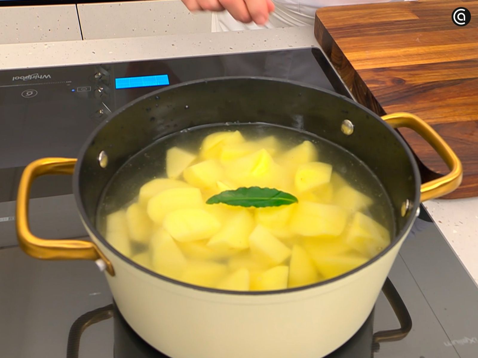 Casca las patatas y cocínalas en agua hirviendo con laurel