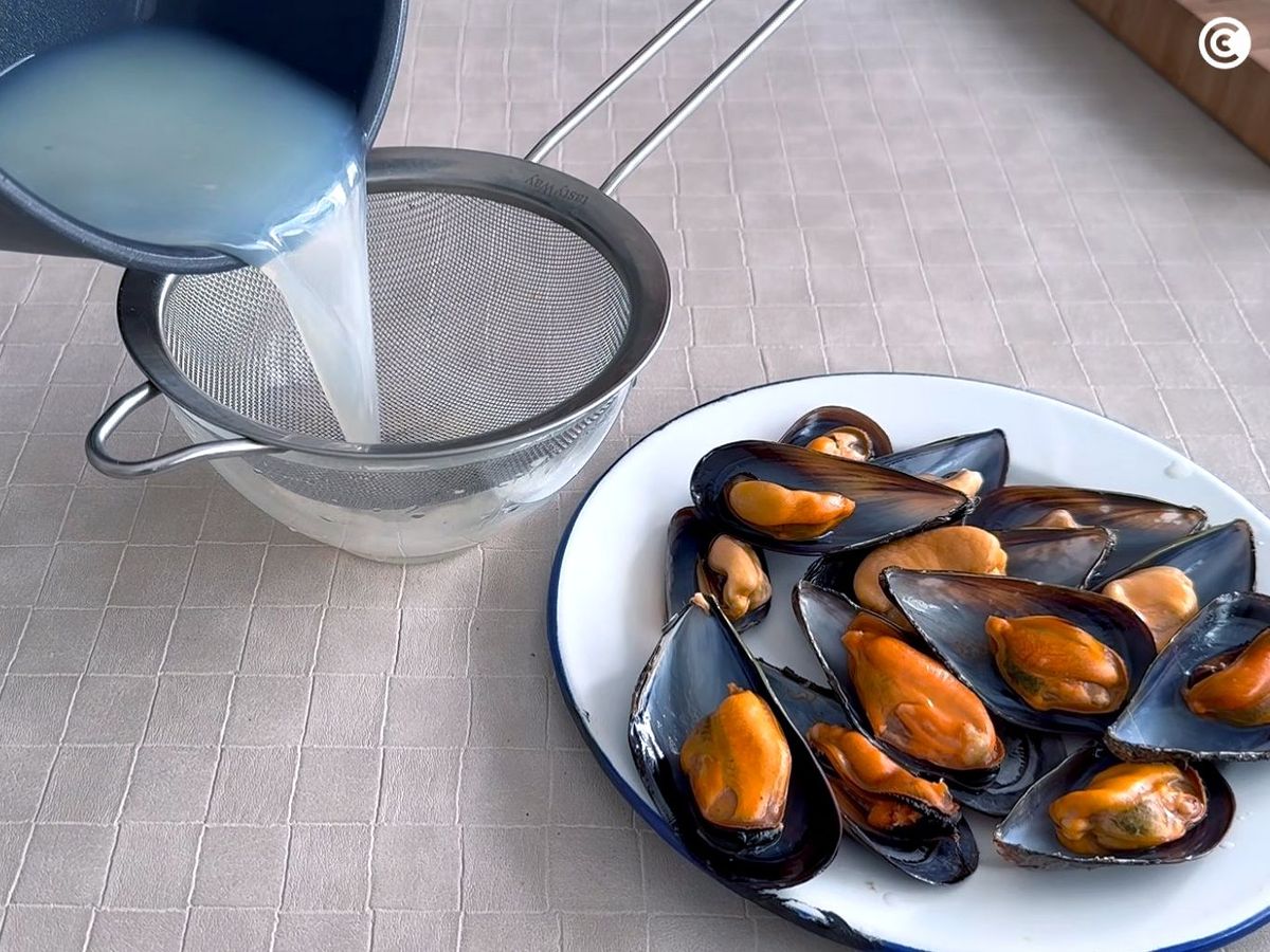 Preparar los mejillones para el arroz caldoso de marisco