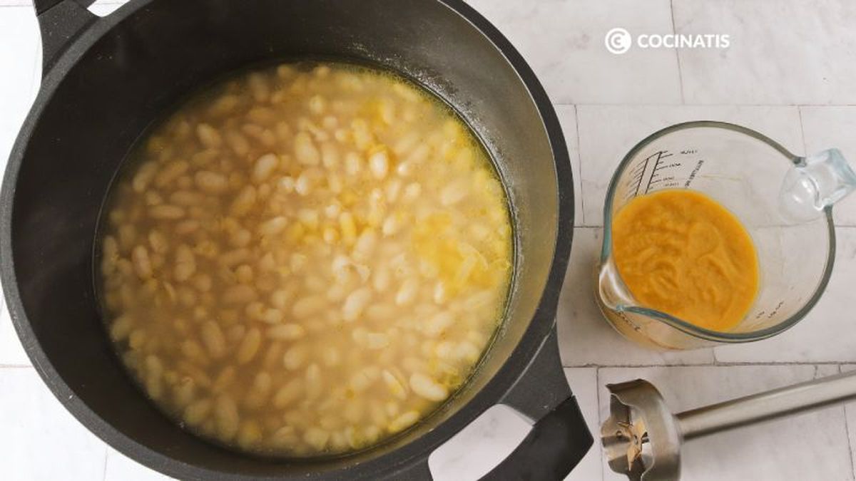 Trituramos las verduras para el caldo de las alubias