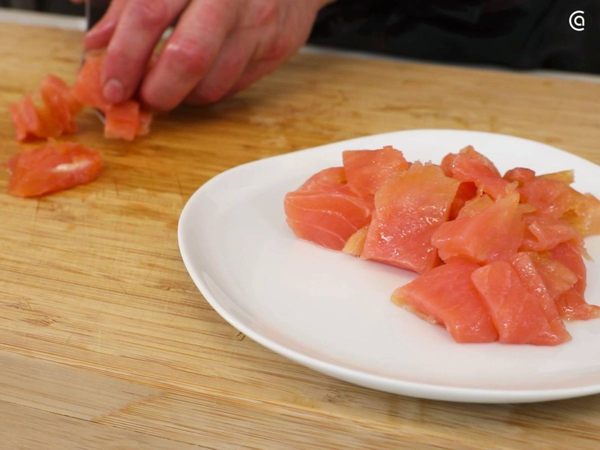 Corta el salmón en pequeñas porciones