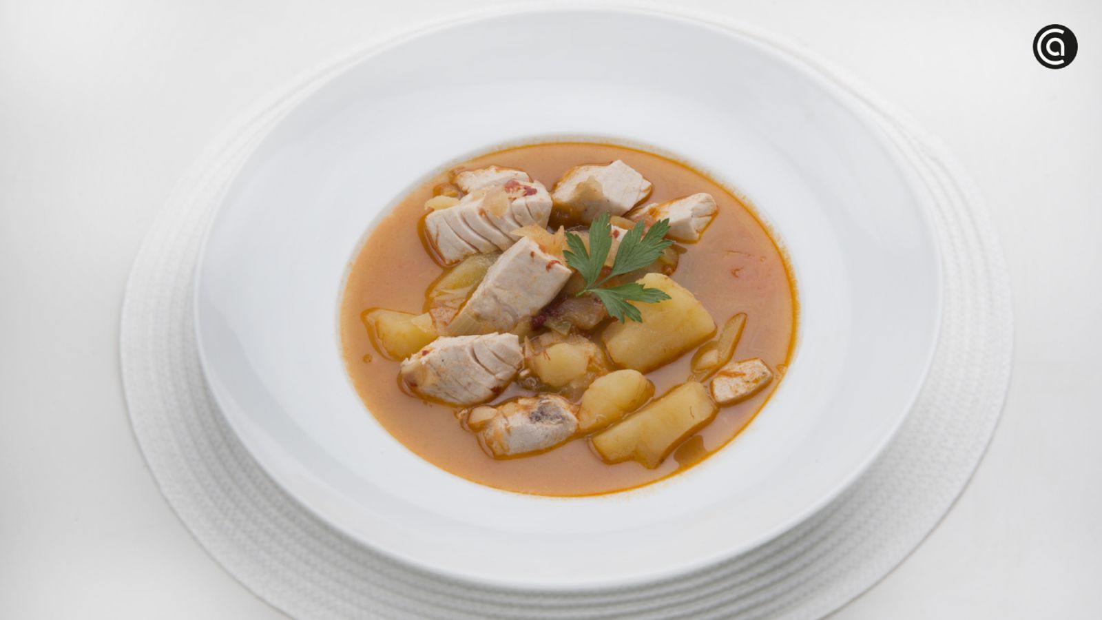 Plato de marmitako tradicional con bonito fresco y patatas, un guiso marinero lleno de sabor.