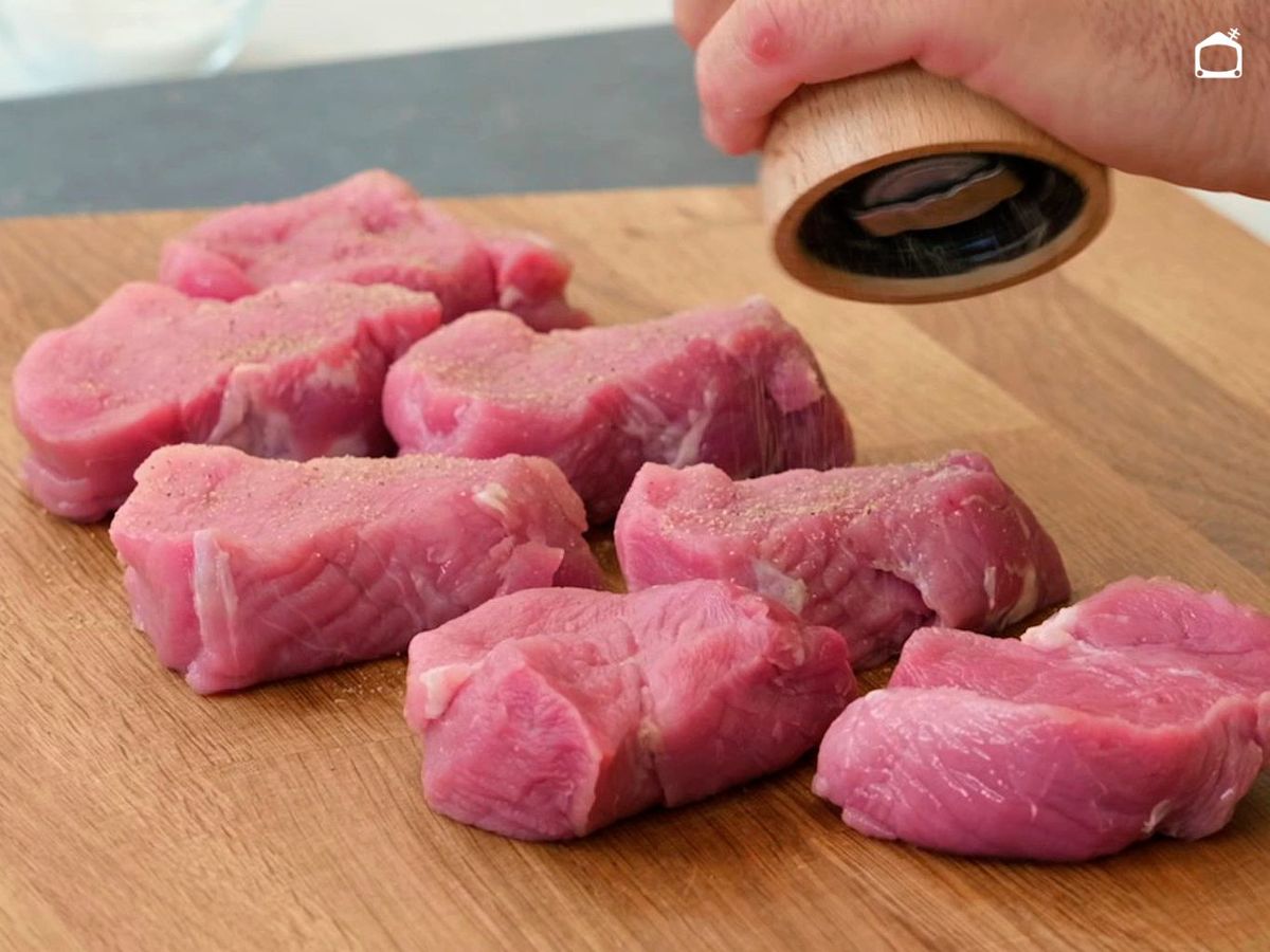 Salpimienta el solomillo de cerdo para prepararlo al ajillo