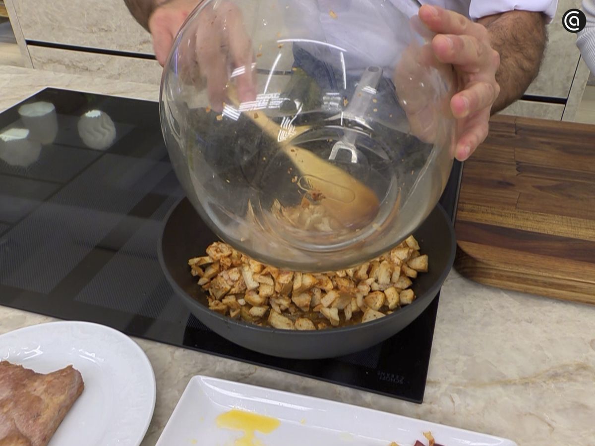 Añade las migas reposadas al sofrito y remueve bien