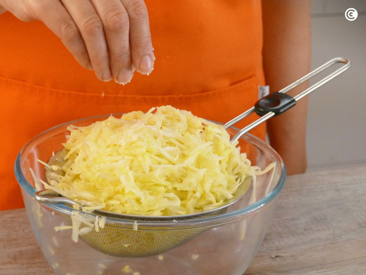 Deja que el calabacín suelte todo el agua