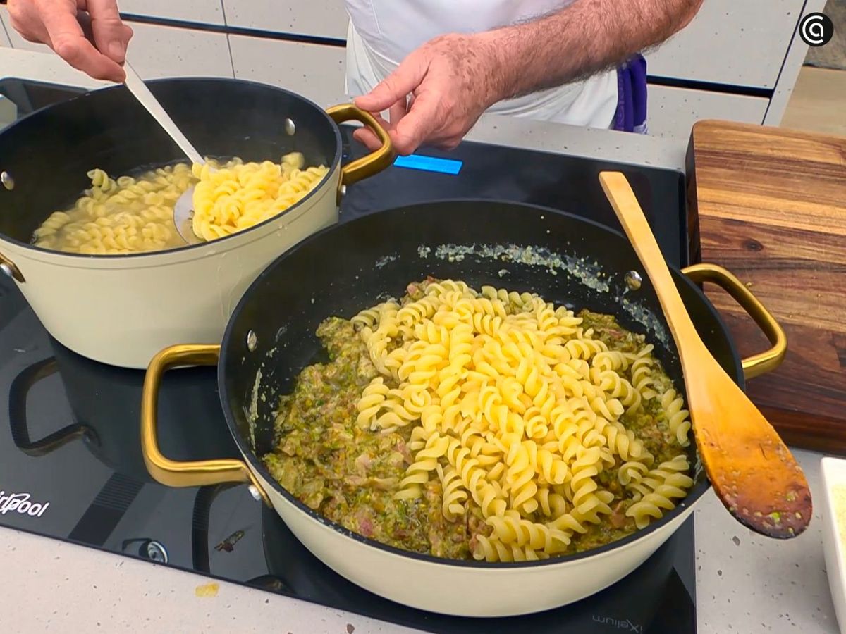 Mezcla las espirales con la salsa de pistachos y nata