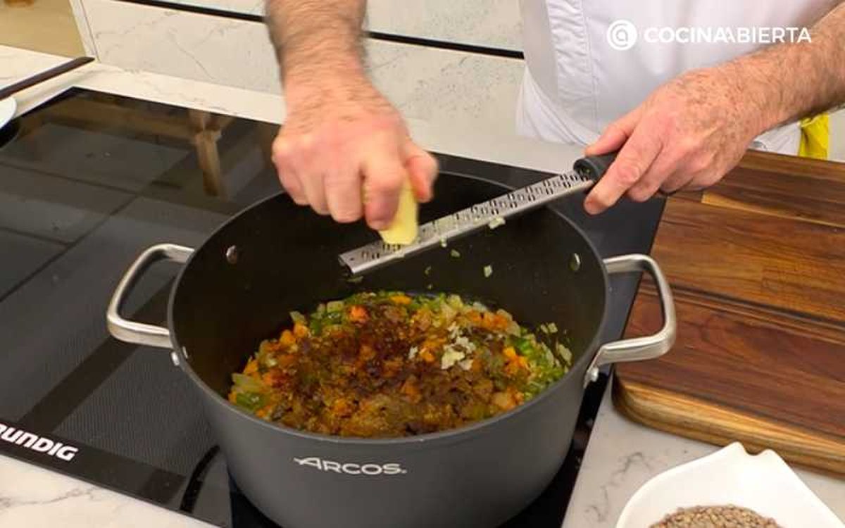 Ralla el jengibre fresco