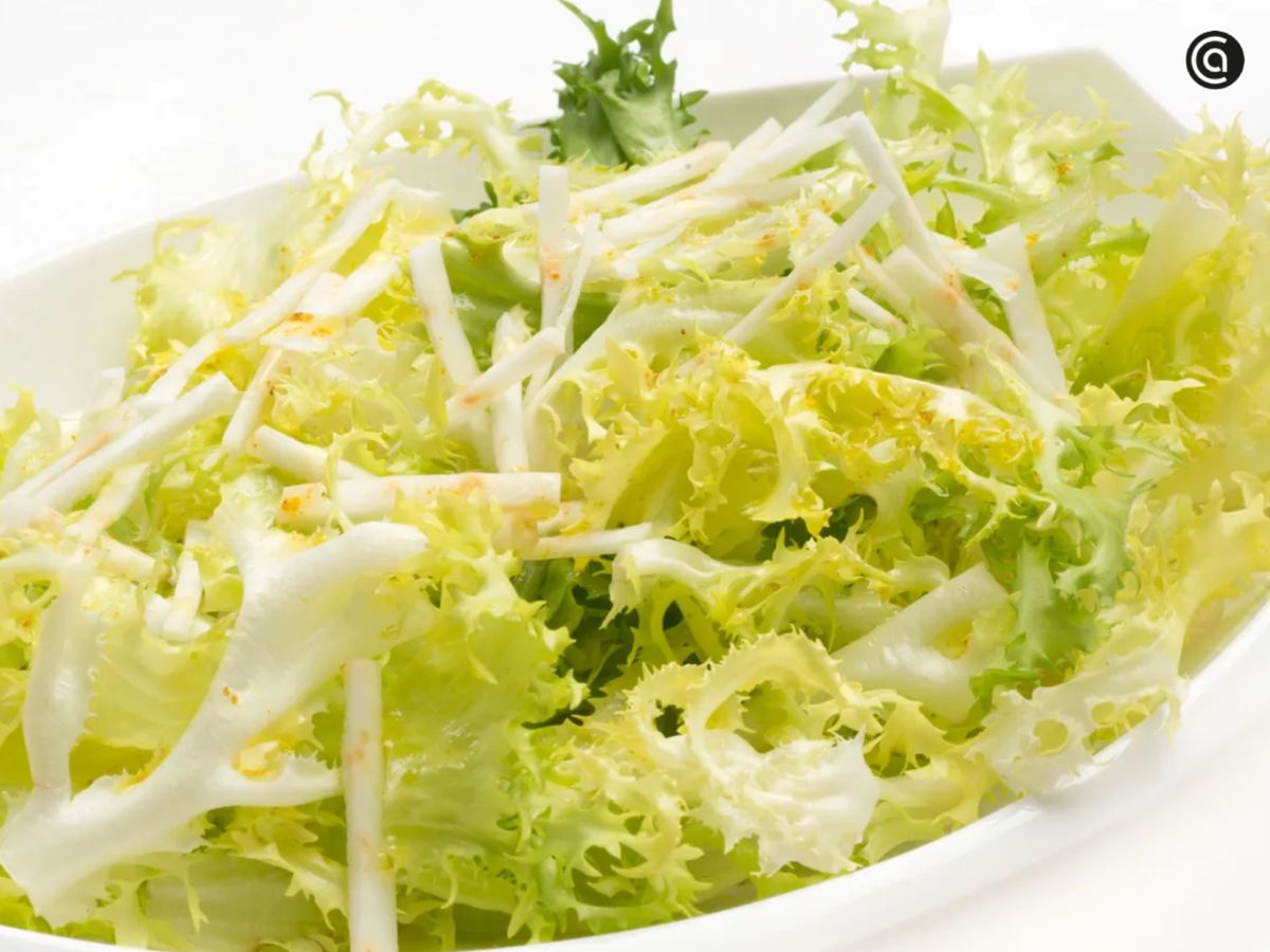 Ensalada de escarola con apionabo y vinagreta de curry, una receta fresca y aromática.