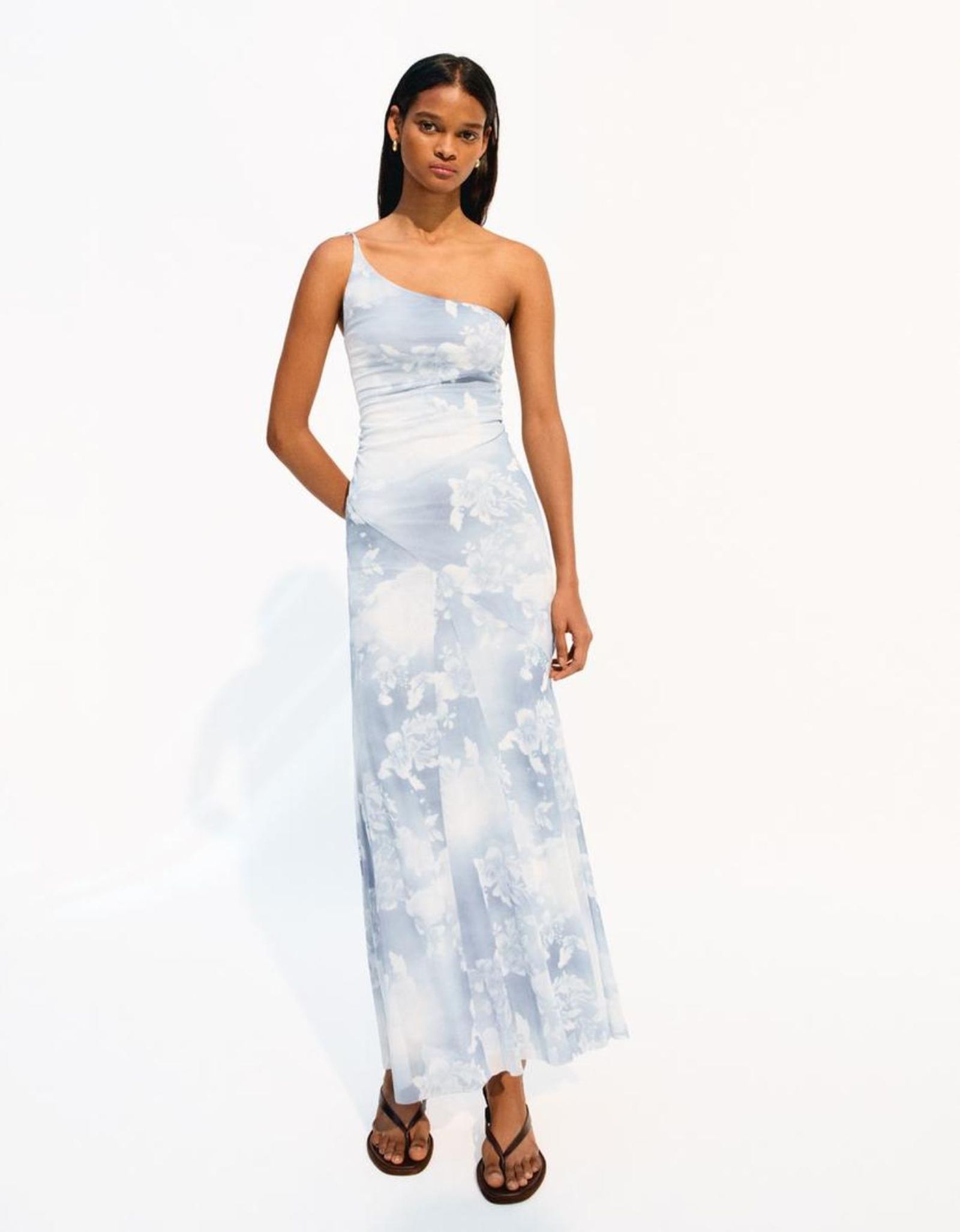 Vestido maxi tul asimétrico en color azul. Vestido maxi tul asimétrico en color azul.