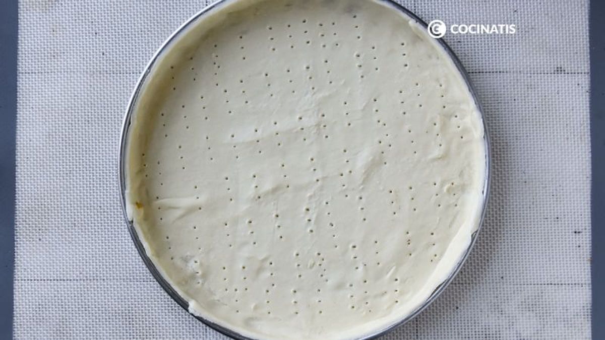 Extendemos el hojaldre en el molde