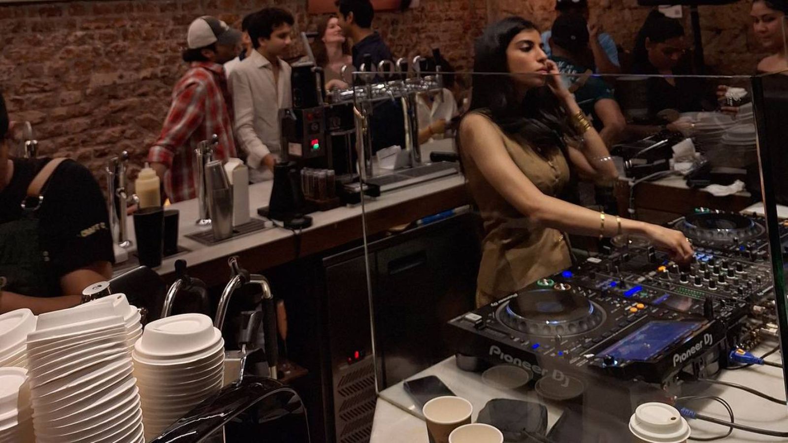 La música electrónica suave crea el ambiente perfecto en las Coffee Parties.